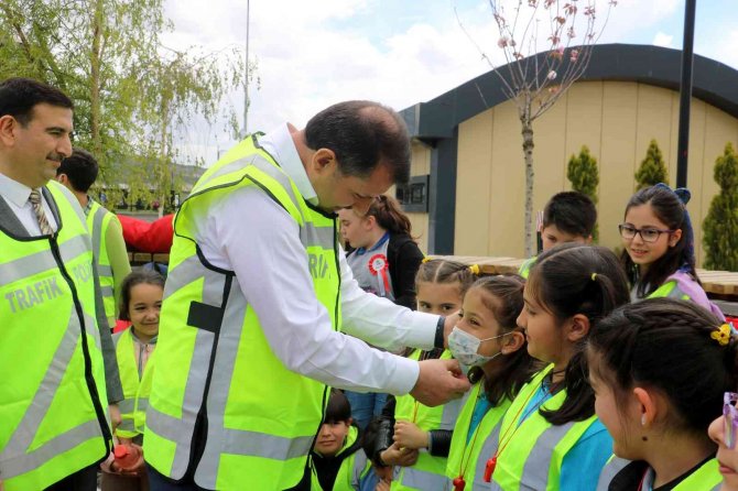 Vali Ayhan, Her Yıl Trafikte 1 Milyon 250 Bin Kişi Hayatını Kaybediyor