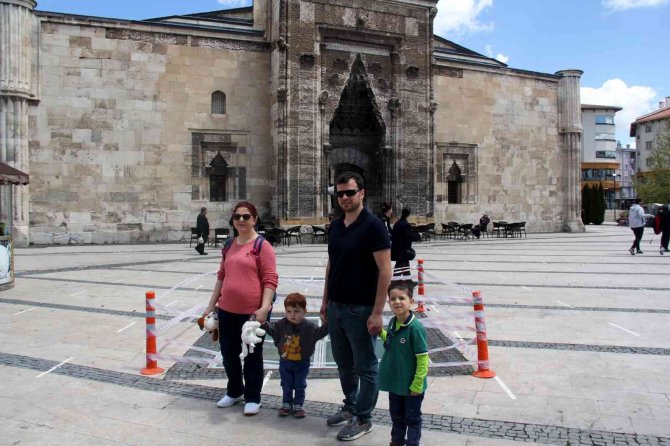 Otların Arasında Kaybolan Tarih