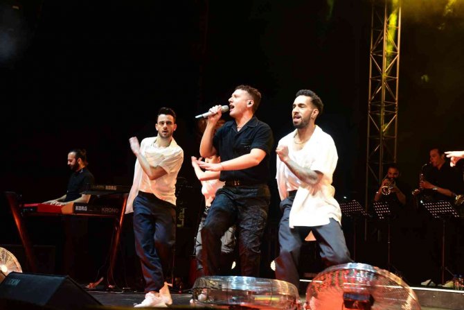 Ünlü Şarkıcı Edis’ten Bursa’da Coşkulu Konser