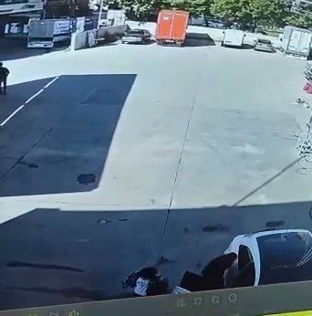 Sultanbeyli’de Polisin Kovaladığı Otomobilin Terk Edildiği Anlar Kamerada