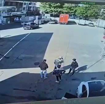 Sultanbeyli’de Polisin Kovaladığı Otomobilin Terk Edildiği Anlar Kamerada