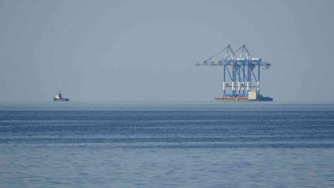 Dev Vinç Karadeniz Açıklarında İlerlerken Sahilden Böyle Görüntülendi