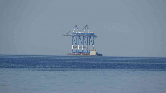 Dev Vinç Karadeniz Açıklarında İlerlerken Sahilden Böyle Görüntülendi