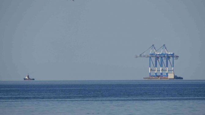 Dev Vinç Karadeniz Açıklarında İlerlerken Sahilden Böyle Görüntülendi