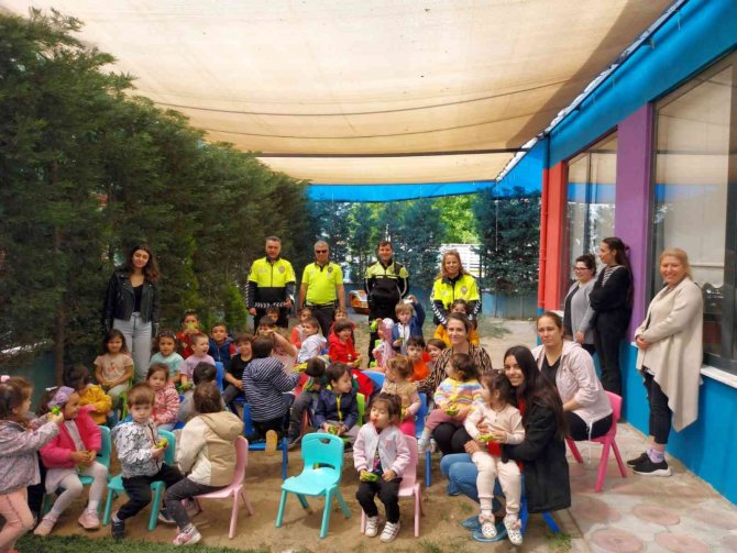 Burhaniye’ De Minik Öğrencilere Temel Trafik Eğitimi