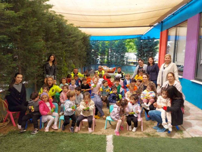 Burhaniye’ De Minik Öğrencilere Temel Trafik Eğitimi