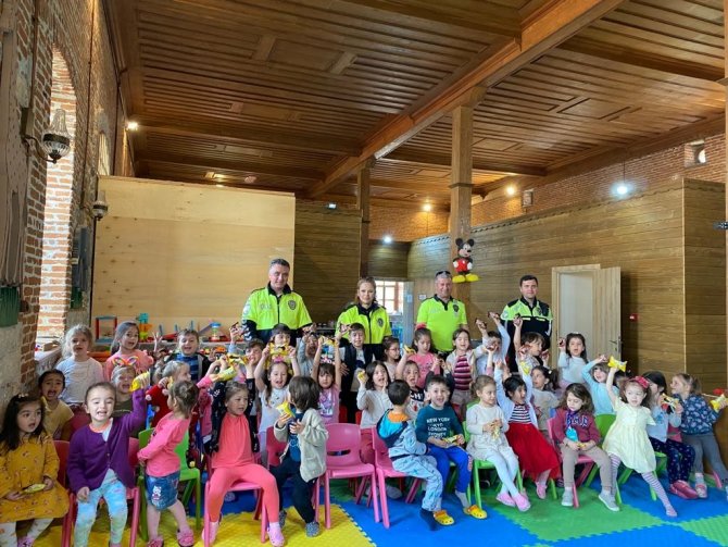 Burhaniye’ De Minik Öğrencilere Temel Trafik Eğitimi