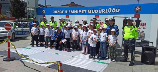 Düzce’de Miniklere Trafik Eğitimi Verildi