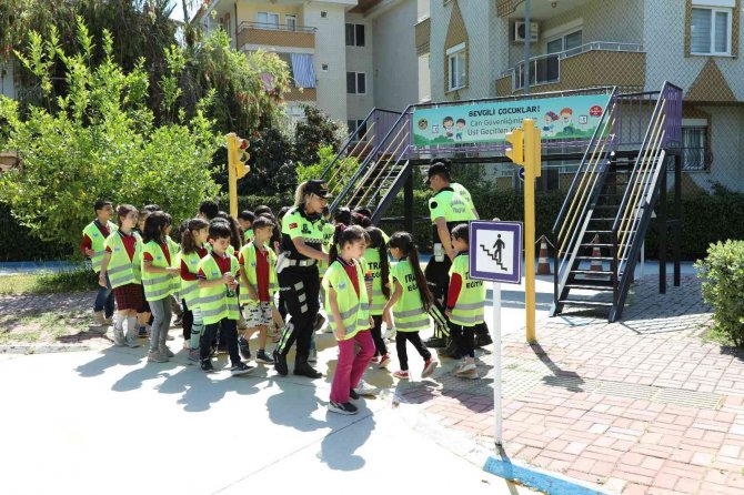 Öğrenciler Trafik Eğitim Parkında Kuralları Öğreniyor