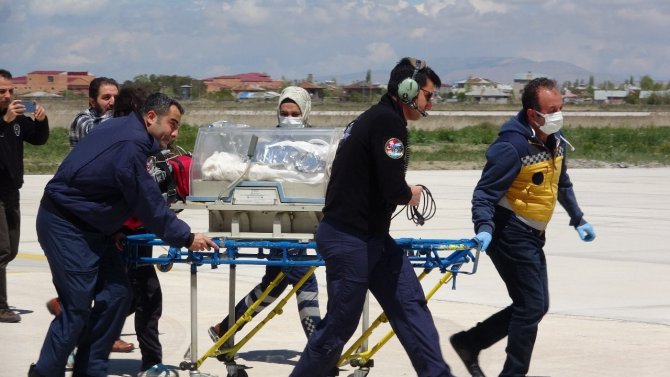 Bel Kısmı Doğuştan Açık Olan Bebek Helikopterle Hastaneye Ulaştırıldı