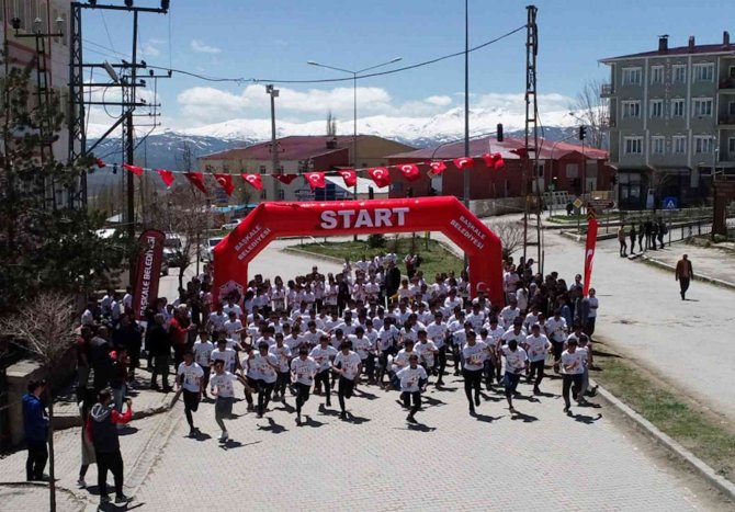 Başkale’de ‘Okullar Arası Kros Yarışması’ Düzenlendi