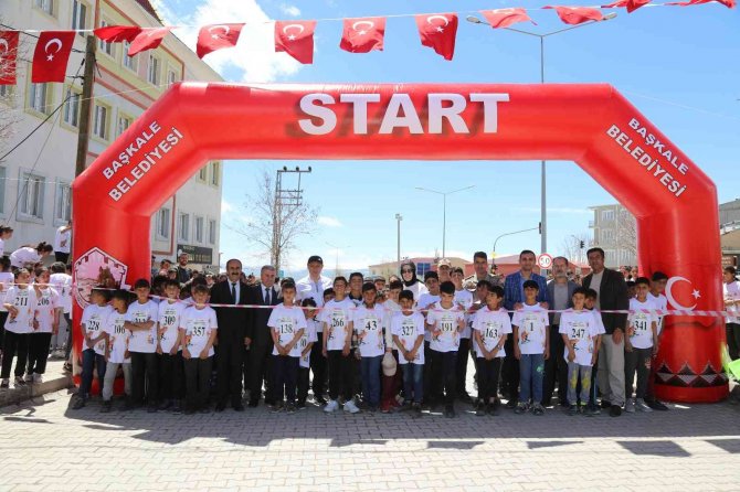 Başkale’de ‘Okullar Arası Kros Yarışması’ Düzenlendi