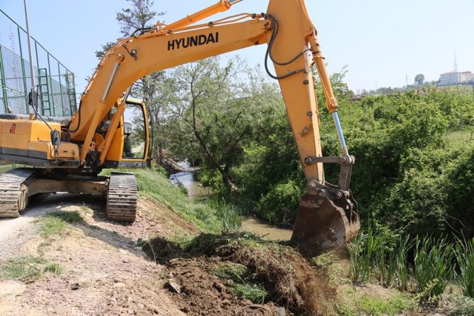 Yalova Belediyesi’nden Balaban Deresi’nde Temizlik Çalışması