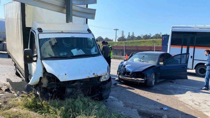 Kamyonet İle Otomobil Çarpıştı: 1’i Ağır, 3 Yaralı