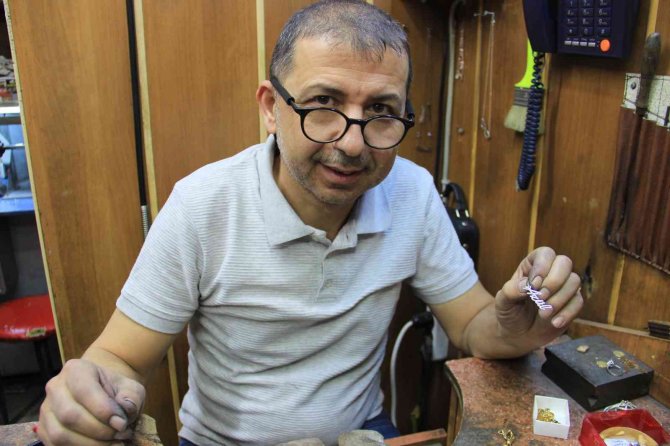 Sadece Altın Ve Gümüş İşlemiyor; Aynı Zamanda Gönül Köprüsü Kuruyor