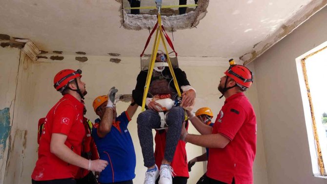 Yozgat’ta Deprem Ve Yangın Tatbikatı Gerçeği Aratmadı