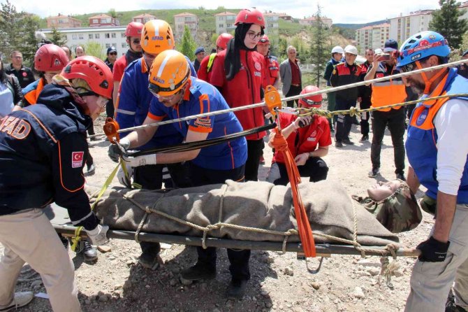 Yozgat’ta Deprem Ve Yangın Tatbikatı Gerçeği Aratmadı