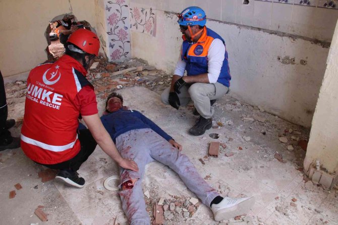 Yozgat’ta Deprem Ve Yangın Tatbikatı Gerçeği Aratmadı