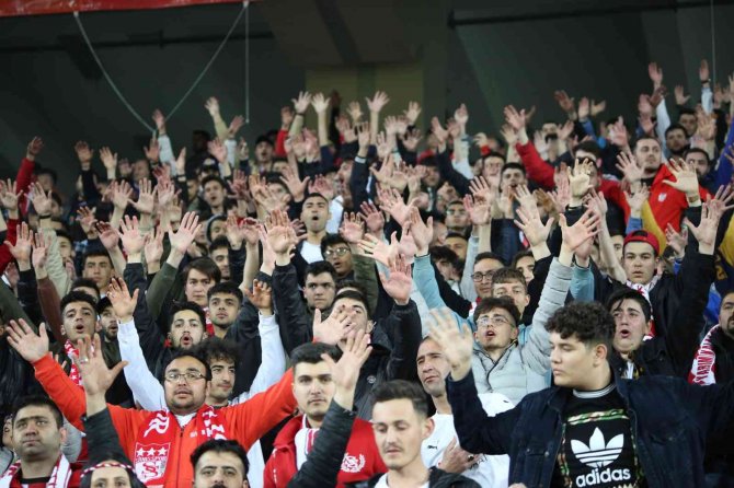 4 Eylül Stadyumu Tamamen Doldu