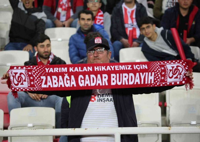 4 Eylül Stadyumu Tamamen Doldu