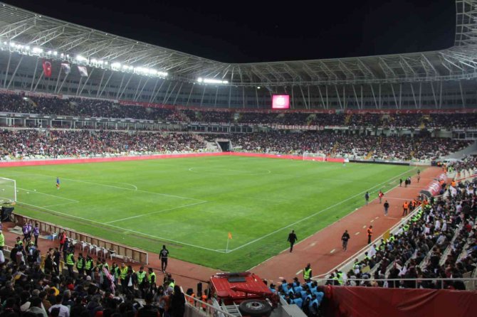 4 Eylül Stadyumu Tamamen Doldu