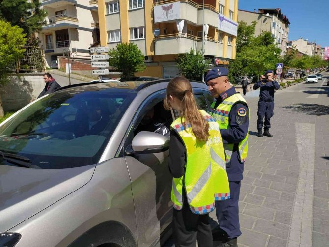 Öğrenciler Yol Kesip, Trafik Haftasında Farkındalık Oluşturdular