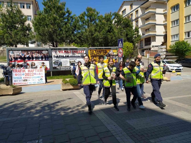 Öğrenciler Yol Kesip, Trafik Haftasında Farkındalık Oluşturdular