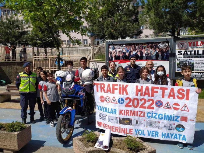 Öğrenciler Yol Kesip, Trafik Haftasında Farkındalık Oluşturdular