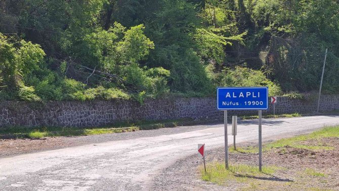 Alaplı’da Vatandaşlar Caddenin Aydınlatılmasını Talep Ediyor