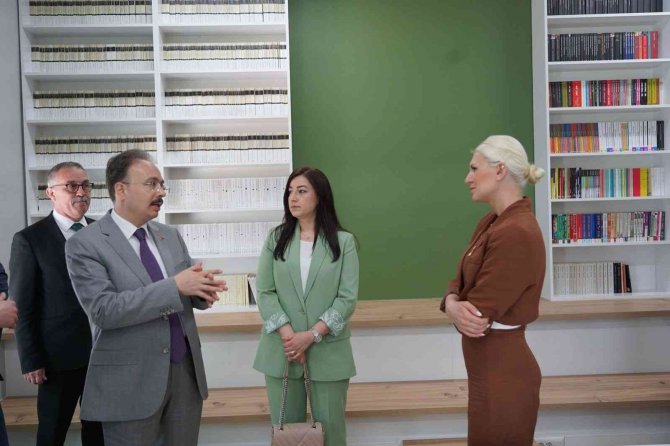 Başkan Vekili Okuduğu Okulun Kütüphanesi Baştan Aşağı Yeniledi