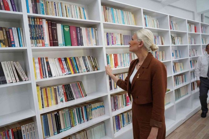 Başkan Vekili Okuduğu Okulun Kütüphanesi Baştan Aşağı Yeniledi