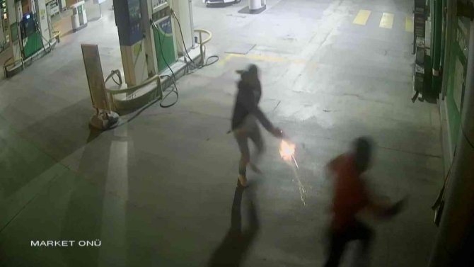 Kumarhaneden Kovuldu, Ayaklarından Vurulurken Böyle Zıpladı