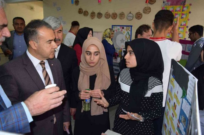 Besni İlçesinde Tübi̇tak 4006 Bilim Fuarı Düzenlendi