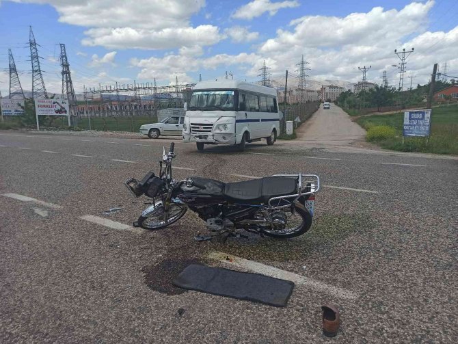 Motosiklet İle Minibüs Çarpıştı: 2 Yaralı