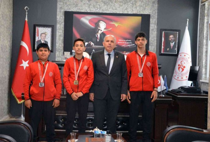 Şampiyon Güreşçiler Sevinçlerini İ̇lman’la Paylaştı
