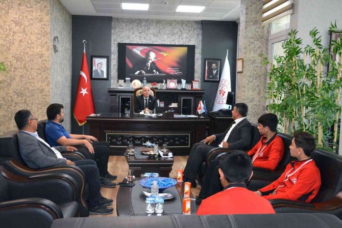 Şampiyon Güreşçiler Sevinçlerini İ̇lman’la Paylaştı