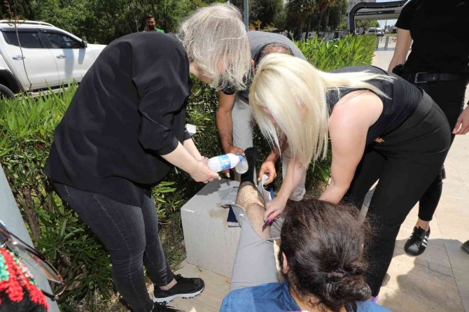 Ayağı Burkulan Öğrenciye İlk Müdahaleyi Rektör Özkan Yaptı