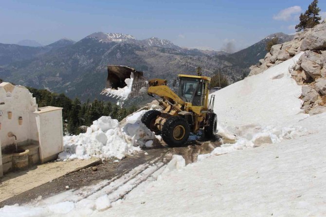Antalya’nın Karlı Yayla Yollarında Temizlik Çalışması