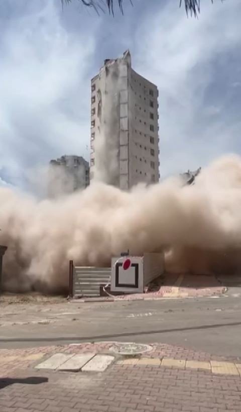 Antalya’da 14 Katlı İki Bina 40 Metre Uzaktaki İş Makinası Tarafından Kağıt Gibi Yıkıldı