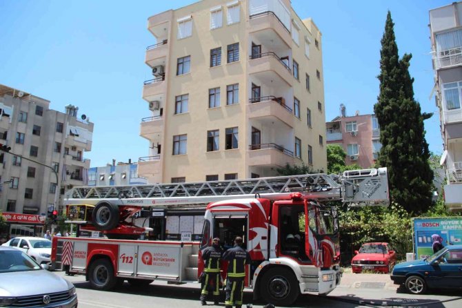 Kedisi İçin Isıttığı Sütü Ocakta Unuttu, Binada Panik Yaşandı