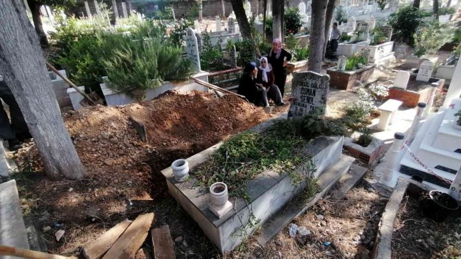 Aracında Ölü Bulunan Genç, 32 Yıl Önce Vefat Eden Ve İsmini Aldığı Abisinin Yanında Defnedildi