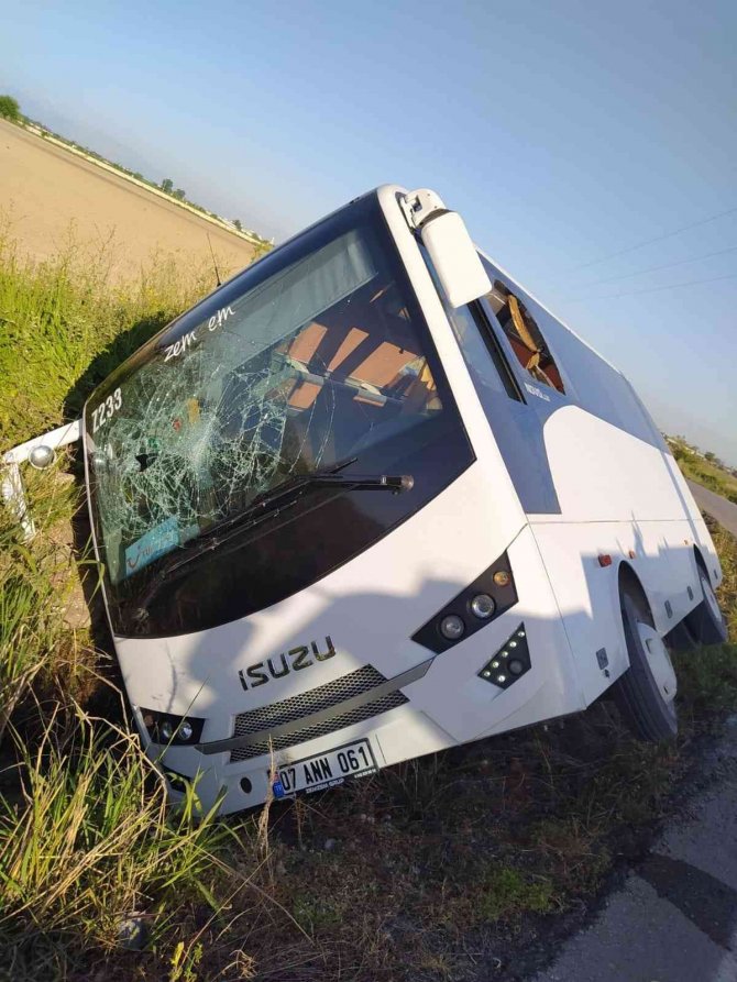 Yoldan Çıkan Midibüs Yan Yattı: 4 Yaralı