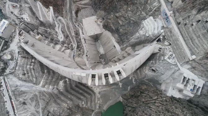 Yusufeli Barajı’nda Su Tutma Hazırlıkları Devam Ediyor