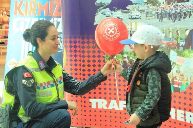 Trafik Haftası’nda Vatandaş Ve Öğrenciler Bilgilendirildi