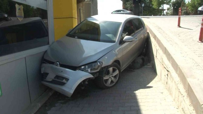 Başakşehir’de Otomobil Site Girişine Uçtu
