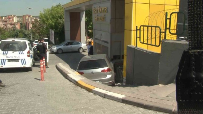 Başakşehir’de Otomobil Site Girişine Uçtu