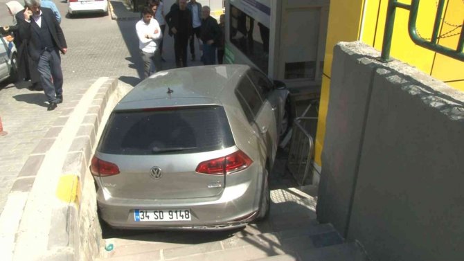 Başakşehir’de Otomobil Site Girişine Uçtu