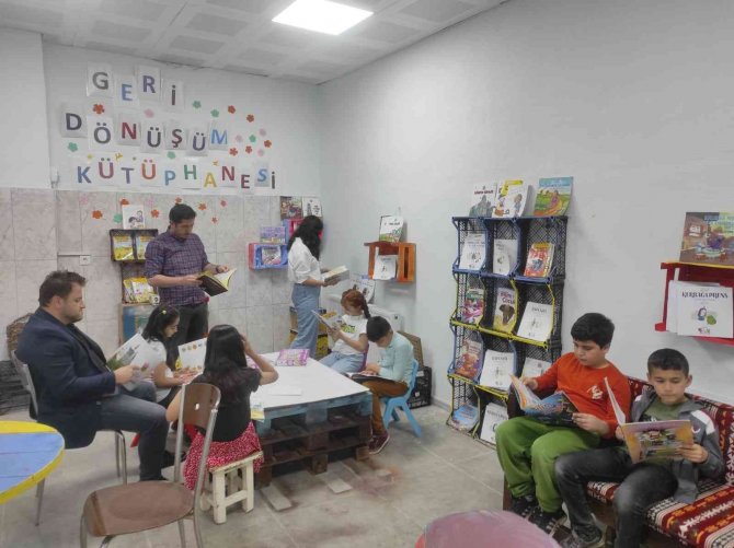 Atık Malzemeler Değerlendirilerek Kütüphaneye Dönüştürüldü