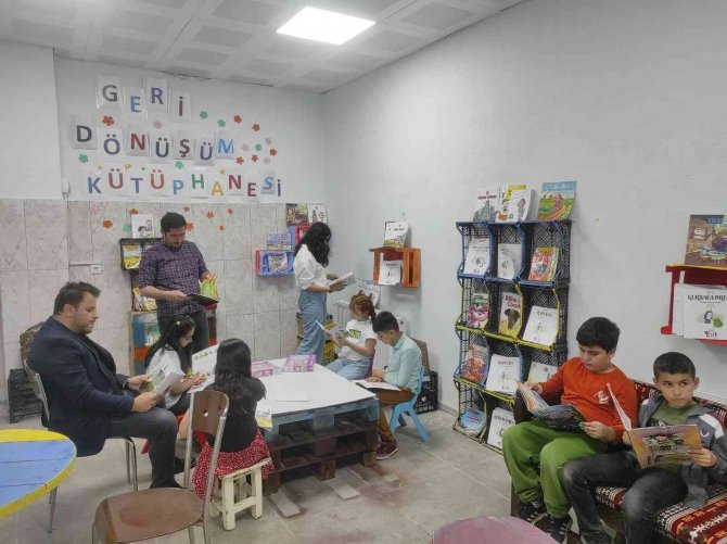 Atık Malzemeler Değerlendirilerek Kütüphaneye Dönüştürüldü