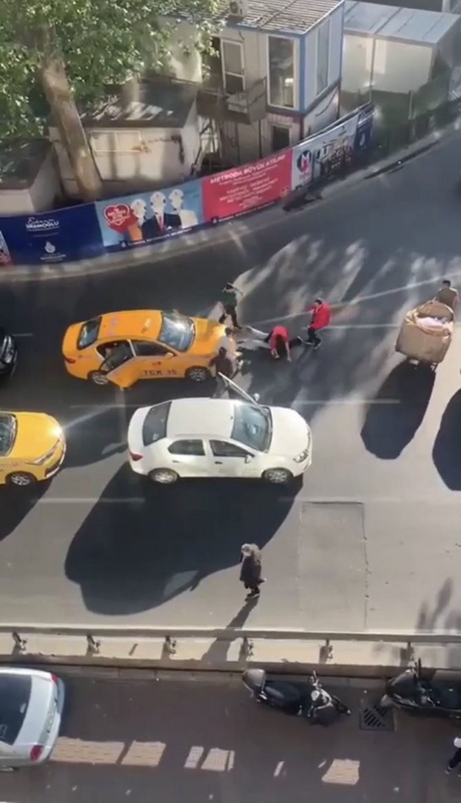 İ̇ki Taksicinin Tekmeli Yumruklu Müşteri Kavgası Kamerada